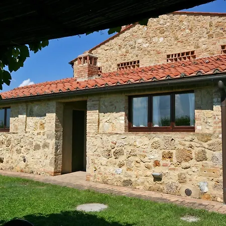 Podere Il Pino בית כפרי